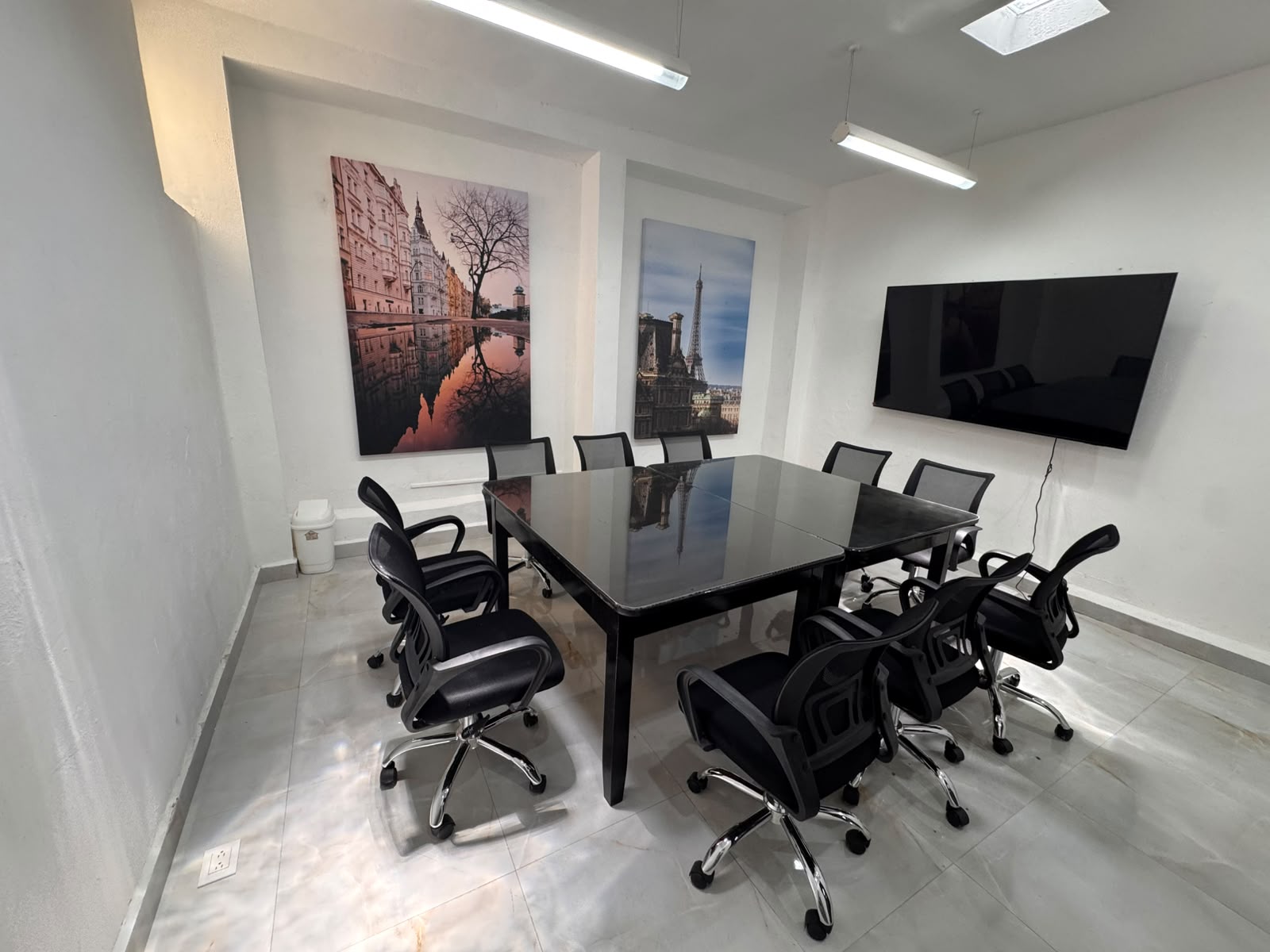 Sala de juntas ejecutiva de NEXO para diez personas, con pantalla de presentaciones.